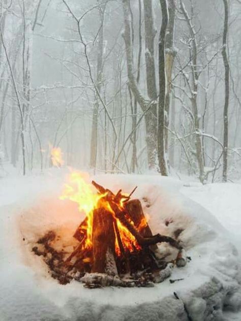 Campfire in the Snow Winter Campfire, Supraviețuire Camping, Winter Fire, Bushcraft Camping, Winter Cabin, Winter's Tale, Winter Photos, Winter Love, Winter Magic