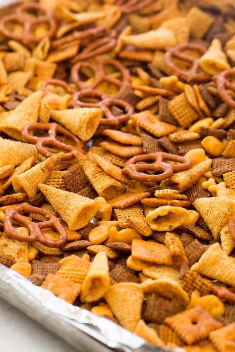 Smoked Snack Mix Recipes, Smoked Chex Mix Recipes, Cheddar Chex Mix Recipe, Cheese Chex Mix Recipes, Cheese Chex Mix, Christmas Trash, Chex Mix Recipes Original, Dips Appetizers, Chex Party Mix