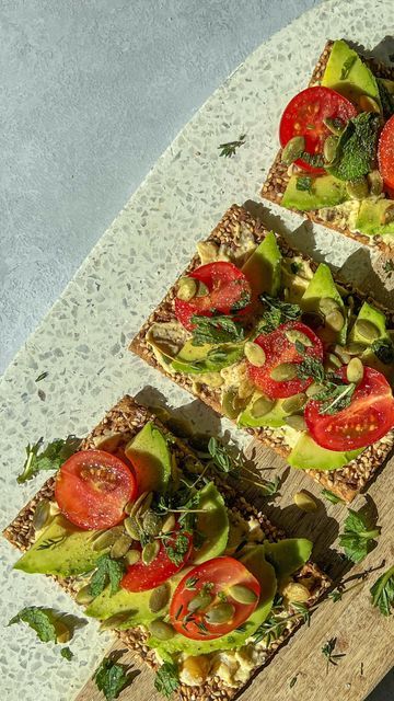 Hummus Toast, Toasted Crackers, Hummus Avocado, Thyme Salt, Pumpkin Hummus, Avocado Hummus, Healthy Lifestyle Food, Easy Lunches, Fresh Mint