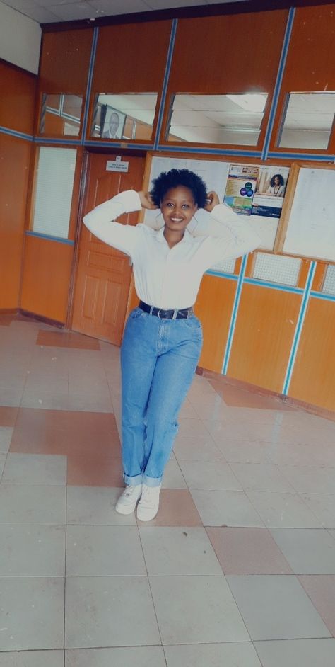 High waist mum jeans with an official white shirt. T Shirt High Waisted Jeans Outfit Ideas, Mum Jeans Outfit, Mummy Jeans, High Waisted Jeans Outfit, Jeans Outfit Ideas, Checked Shirts, Boss Chic, Mum Jeans, Jeans Outfit