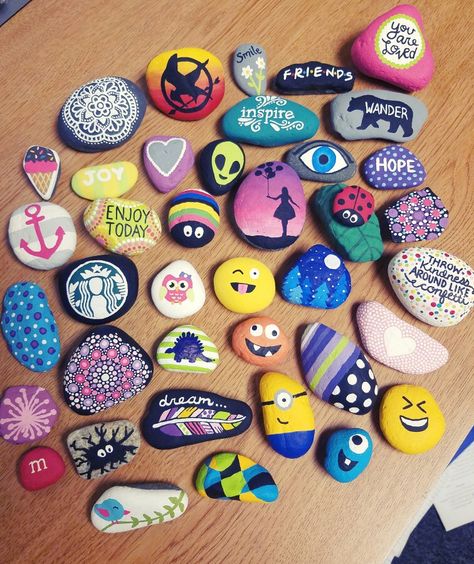 Painted rock / rock painting / rock art / painted stones / rocks / minions / quotes / pretty Rock Art Ideas, Colored Rocks, Painted Rock Art, Easy Diy Paint, Stone Art Painting, صفحات التلوين, Painted Rocks Diy, Rock Painting Ideas Easy, Animale Rare