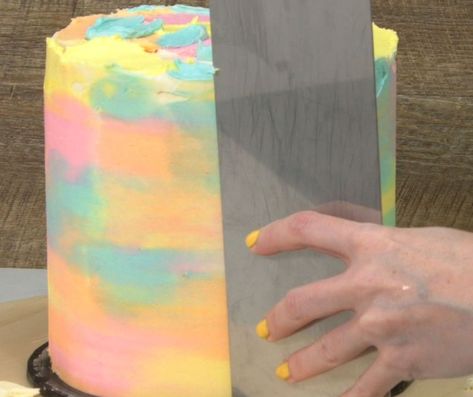 Diy Tie Dye Cake Frosting, Smeared Icing Cake, Tie Dye Icing Cake, Tyedye Cake Ideas, Multi Color Cake Decorating, Tye Dye Icing, Tie Dye Buttercream Frosting, Multi Colored Cake Frosting, Tie Dye Cake Diy