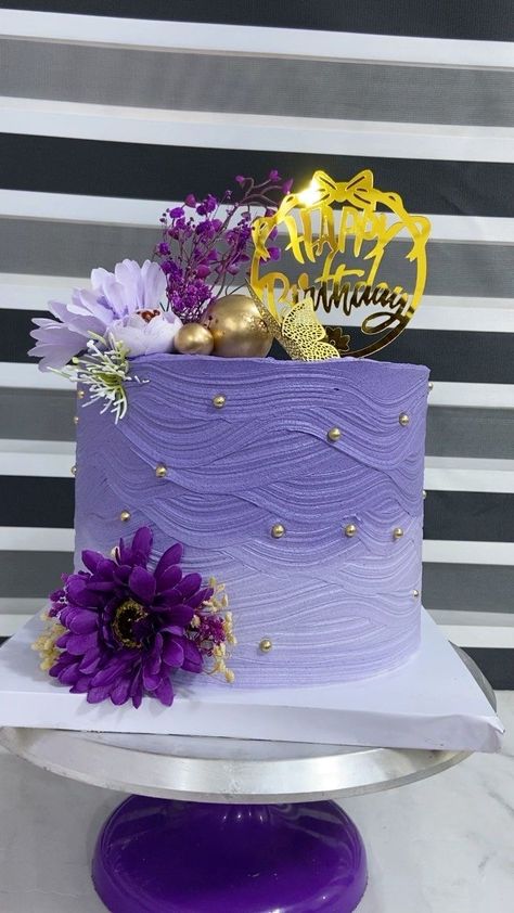 Tall Cake With Flowers, Purple Floral Cake Design, Purple Retirement Cake, Bday Cakes For Women Beautiful, Beautiful Cake Design Birthdays, Elegant Cakes Birthday For Women, Birthday Cake Designs Unique, Cute Purple Cake, Purple Cake Designs