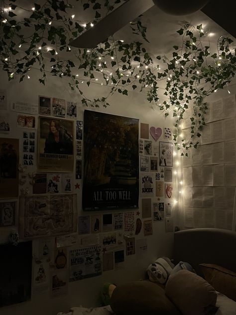 Room With Vines And Led Lights, Vine Leaves Room Decor, Vines On Wall, Room Decor Dark, Earthy Bedroom, Fairycore Grunge, Dark Walls, All Is Well, Room Aesthetic