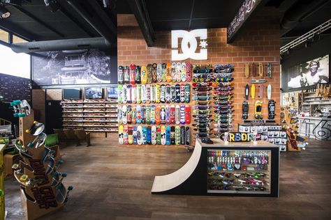 Skate Shop Interior, Skate Shop Design, Sport Store Design, Skateboard Room, Skate Ramp, Skate Store, Warehouse Design, Visual Merchandising Displays, Skateboard Shop