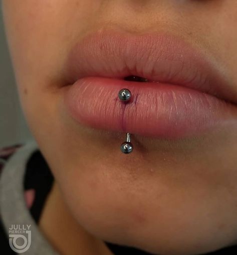 Dudak Piercing Labret, Vertical Labret Piercing Aesthetic, Vertical Piercing, Vertical Labret Piercing, Vertical Labret, Piercing Labret, Piercing Inspo, Face Piercings, Labret Piercing