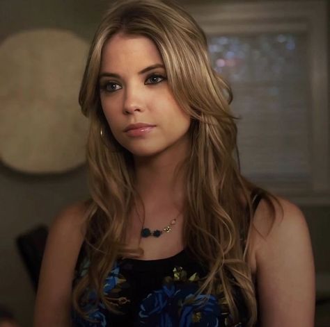 pretty little liars Hanna Marin Icons, Hannah Marin, Hollywood Tv Series, Pretty Little Liars Hanna, Pll Outfits, Character Icons, Miss Girl, Hanna Marin, Ashley Benson