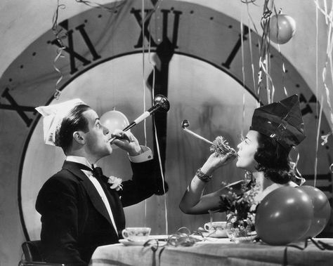 A couple ring in the New Year with party blowers and streamers, circa 1930. Photo: FPG, Getty Images / 2004 Getty Images Couples Vintage, Vintage Happy New Year, Party Blowers, Vintage Photo Prints, New Year's Eve Celebrations, Silvester Party, Images Vintage, Foto Vintage, Photo Vintage