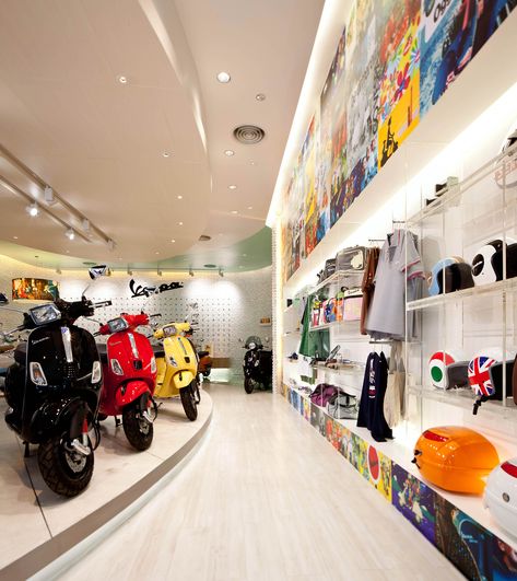 Vespa Advertisement, Motorcycle Showroom Design, Vespa Art, Bike Cafe, Luxury Retail Store, Vespa Classic, Restaurant Design Inspiration, Scooter Shop, Eksterior Modern