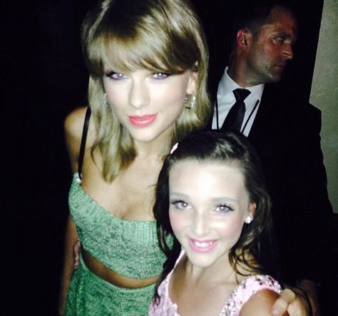 Aw!:) Taylor swift and Kendall!!! Dance Moms Kendall, Kendall K Vertes, Dance Moms Clips, Dance Moms Cast, Paige Hyland, Kendall Vertes, Girl Mom, Taylor Alison Swift, Dance Moms