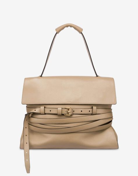 Discover the perfect blend of style and functionality with our Tie Me Bag Medium in Beige. This versatile bag features a chic design ideal for any occasion, whether you're heading to the office or out for a weekend brunch. Crafted from high-quality materials, its spacious interior keeps your essentials organized while adding a touch of elegance to your look. Shop now for the ultimate accessory that combines practicality and fashion! Fall Handbag Trends, Me Bag, Moschino Bags, Fall Handbags, Beige Bag, Trending Handbag, Van Cleef Arpels, Dolce & Gabbana, Medium Bags