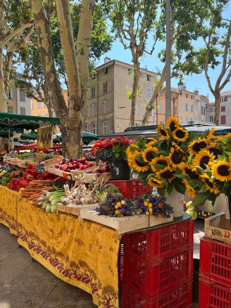 marché d’aix - summer - aix en provence - south of france - traveling - flowers - fruits - europe - travel goals - instagram aesthetic - 2023 - pinterest #aesthetic #instagram #southoffrance #france #europe #aixenprovence #photography #inspiration #pinterest #summer South Of France Autumn, South Of France Food, Arles France Aesthetic, Aix En Provence Aesthetic, Provence France Aesthetic, South France Aesthetic, Provence Aesthetic, France Vibes, Provence Summer