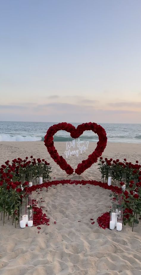 Marry Me Roses Proposal, Cute Beach Proposal Ideas, Good Proposal Ideas, Dream Proposal Beach, Beach Proposal Ideas Surprise Sunset, Small Intimate Beach Wedding Ideas, Simple Wedding Proposal Ideas, Tangled Proposal, Wedding Proposals Ideas