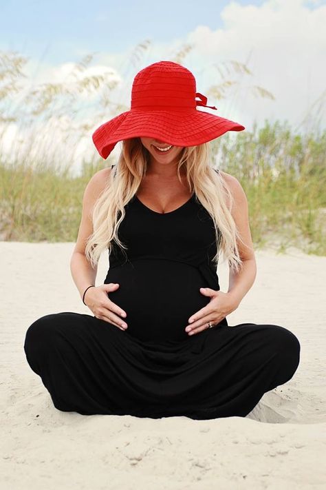 maternity photography session inspiration. beach hat black dress Beach Maternity Photos, Baby Fotografie, Maternity Inspiration, Model Pose, Maternity Photography Poses, Beach Maternity, Summer Pregnancy, Beach Shoot, Maternity Poses