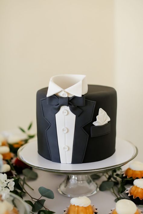 Elegant Grooms Cake, Suit Cake For Men, Tuxedo Cake Design, Groom To Be Cake Designs, Groom To Be Cake, Groom Cake Ideas, Grooms Cake Ideas, Suit Cake, Groom Cakes