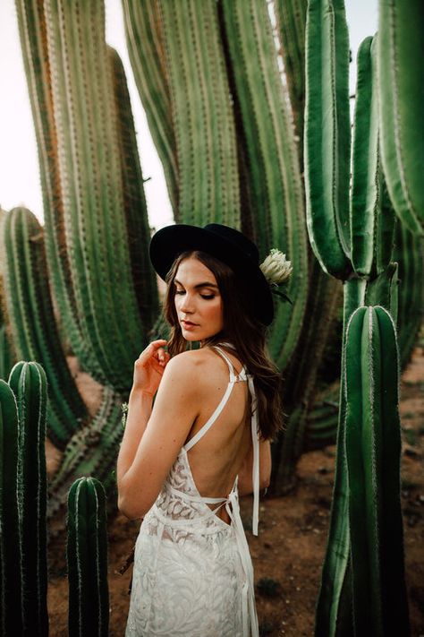 Cactus Photoshoot, Piano Photoshoot, Western Photoshoot Ideas, Bohemian Photoshoot, Cactus Fashion, Desert Photoshoot Ideas, Desert Photoshoot, German Wedding, Creative Fashion Photography