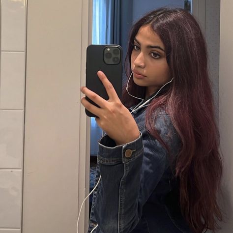 @lmaoavni on insta Red Hair Indian, Red Hair On Brown Skin, Dark Cherry Hair Color, Dark Cherry Hair, Wine Red Hair Color, Dark Burgundy Hair, Hair Jazz, Hair Color For Brown Skin, Wine Hair Color