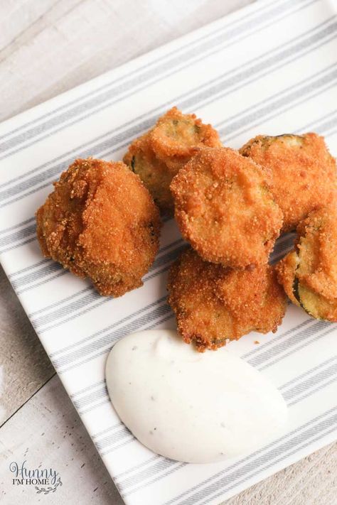 Gluten Free Fried Pickles Crunchy Appetizers, Gluten Free Fried Pickles, Gluten Free Appetizer, Gluten Free Recipes Appetizers, Deep Fried Pickles, Gluten Free Party Food, Fried Pickles Recipe, Gluten Free Meatballs, Gluten Free Bread Crumbs