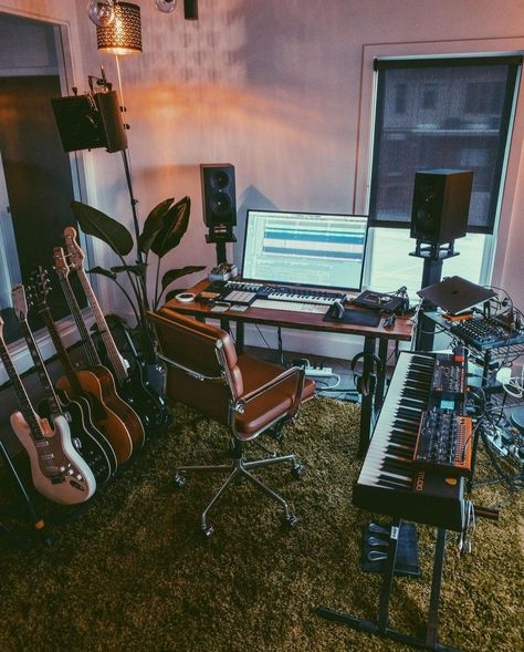 Music Studio Bedroom, Home Music Studio Ideas, Bedroom Music Studio, Ideas Dormitorio, Studio Music Room, Cozy Setup, Music Room Design, Home Recording Studio Setup, Music Bedroom