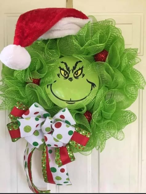 Grinch Door Wreath Diy, Grinch Deco Wreaths, Grinch Christmas Wreath Ideas, Grinch Christmas Wreath, Grinch Face Wreath, Grinch Face For Wreath, Grinch Wreath Diy, Felt Grinch Face Wreath 3, Grinch Theme Wreath