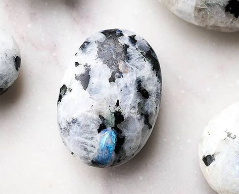 Rainbow Moonstone Aesthetic, Dabloons Oc, Scorpio Planet, Rainbow Moonstone Crystal, Pretty Crystals, Energy Muse, Crystal Castles, Inspiration Nails, Full Moon Ritual