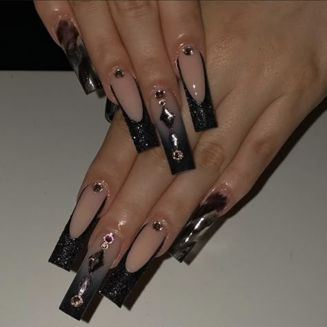 Nail For Prom Black, Black Nails Gems Bling, Cute Acrylic Nail Designs Black, Black Acrylic Nails Birthday Set, Black Extra Nails, Buchona Nails Short, Black Latina Nails, Black Nail Sets Medium, Black Buchona Nails