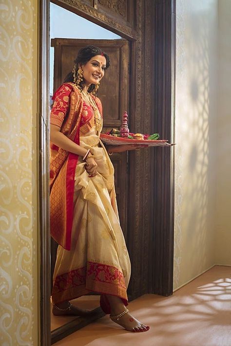 Saree Styles Bengali, Aesthetic Bengali Saree Look, Bangoli Saree Fashion, Bangoli Saree Pose, Bengali Saree Poses, Bengali Bride Aesthetic, Bengali Look Photoshoot, South Indian Haldi Outfit, Bangoli Saree Traditional Look