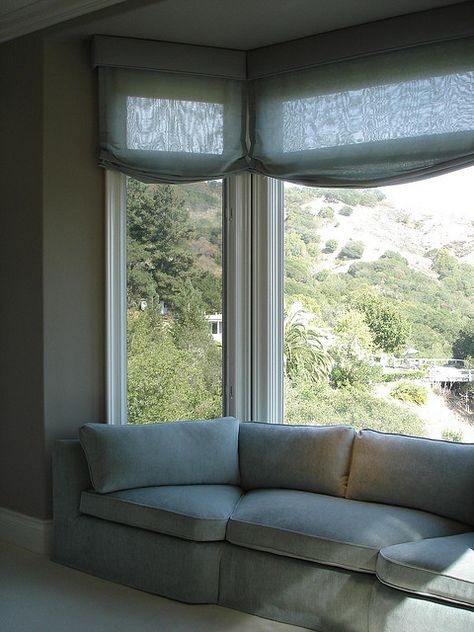 I really want to find something like this that can fit in my bay window in the livingroom... Bay Window Couch, Window Couch, Picture Windows Living Room, Bay Window Sofa, Window Sofa, Sofa Reupholstered, Fancy Furniture, Bay Window Living Room, Furniture Placement Living Room