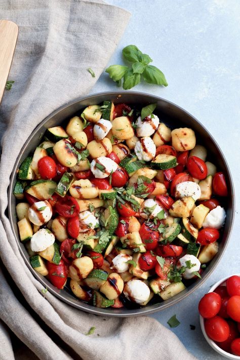 caprese-style skillet gnocchi // cait's plate Caprese Gnocchi Recipes, Gnocchi Pasta Salad, Gnocchi Salad Recipes, Caprese Gnocchi, Skillet Gnocchi, Pasta With White Beans, Bowl Meals, How To Cook Gnocchi, Pesto Tortellini