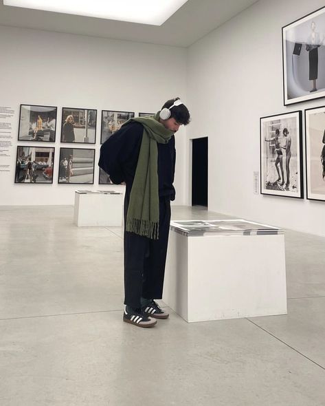 Art Gallery Men Outfit, Men Art Gallery Outfit, Art Gallery Outfits Men, Men Autumn Outfit Aesthetic, Art Gallery Outfit Aesthetic Men, Prep Street Style, Winter Outfit Aesthetic Men, Preppy Winter Outfits Men, Scarves Outfits Men