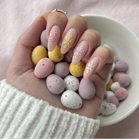 20 Super Cute Easter Nail Design Ideas to Celebrate in Style! Are you ready to elevate your Easter look with a splash of color and creativity? Dive into these adorable nail designs that capture the joy and spirit of the season. From charming bunny motifs to colorful egg patterns and delicate floral accents, there's something for every Easter enthusiast. Mini Egg Nails, Acrylic Easter Nails, Easter Themed Nails, Short Almond Shape, Egg Nails, Spring Nail Polish Colors, Pink Nail Art Designs, Festive Manicure, Themed Nails