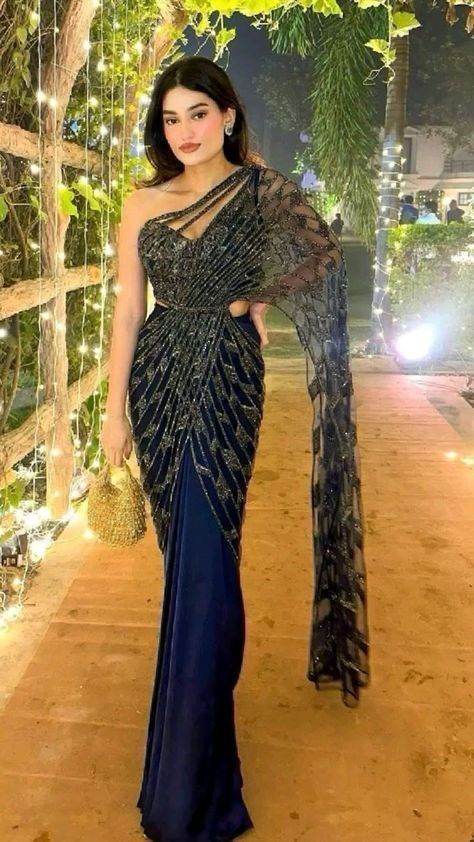 Saree Inspired Dress, Designer Saree For Wedding Function, Unique Saree Designs Party Wear, Engagement Guest Outfit Indian, Indian Wedding Guest Outfit Ideas, Wedding Guest Outfit Indian, Indian Outfits Modern, Saree For Wedding Function, Drape Sarees