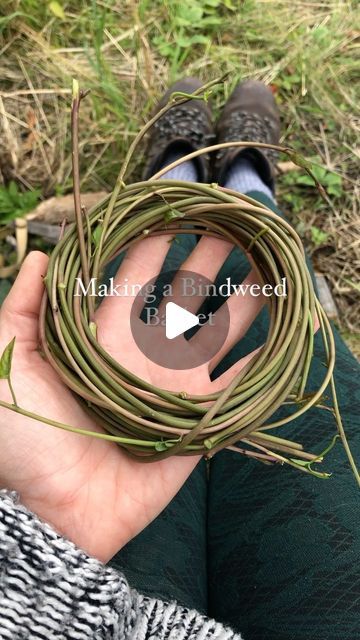 Nature Weaving Craft, Willow Baskets Weaving, Weave Basket Diy, Straw Weaving Tutorial, Weaving Projects Ideas, Twig Weaving, Leaf Weaving, Natural Weaving, Grass Weaving