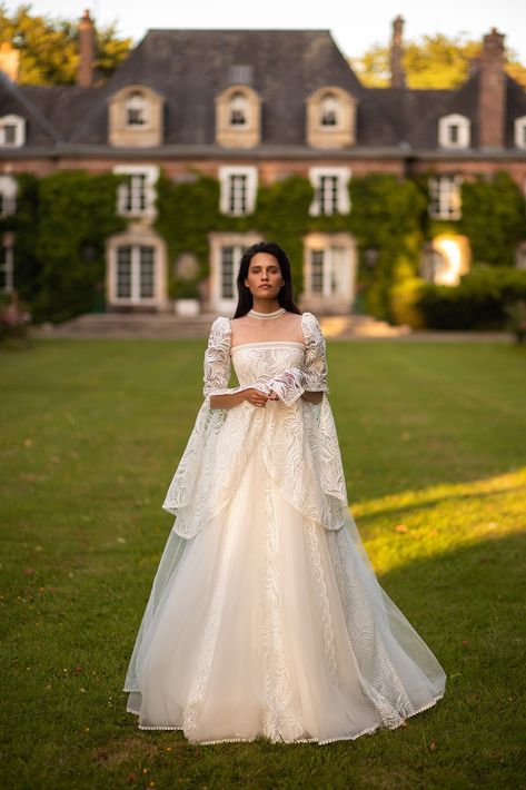 Fit And Flare Ball Gown, Old Fashion Wedding Dresses, Wedding Dress Bell Sleeves, Bridal Gown Plus Size, Bell Sleeve Wedding Dress, Guelder Rose, Cathedral Wedding Dress, Long Sleeves Wedding Dress, Bohemian Gown