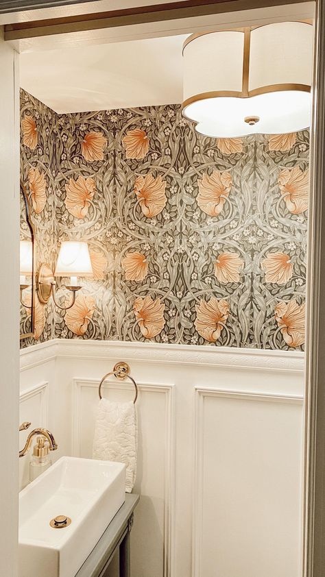 Small Powder Bathroom Ideas, Bathroom Wainscoting, Powder Room Remodel, Wainscoting Bathroom, White Wainscoting, Powder Room Wallpaper, Wallpaper Bathroom, Powder Room Decor, Powder Room Design