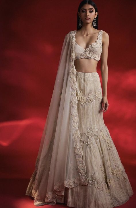 White Full Sleeve Lehenga, Indian Reception Outfit Guest Simple, Lenghas For Wedding, Sister Of The Bride Dress Indian, Modern Lehenga Designs Wedding Ideas, Sangeet Bridal Outfit, Indian Outfits Modern Weddings, Sangeet Bride Outfit, Lehenga For Bride's Sister Indian