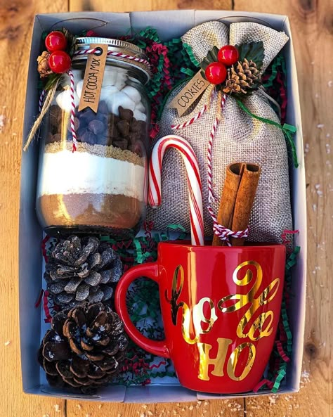 Hot Cocoa Xmas Gift, Hot Cocoa Diy Christmas Gift, Christmas Hot Chocolate Gift Basket, Hot Chocolate Gift Box Ideas, Hot Cocoa Basket Ideas Diy Christmas, Hot Cocoa Box Gift Ideas, Hot Chocolate Baskets Diy, Chocolate Jar Gift Ideas, Hot Chocolate Box Gift Ideas