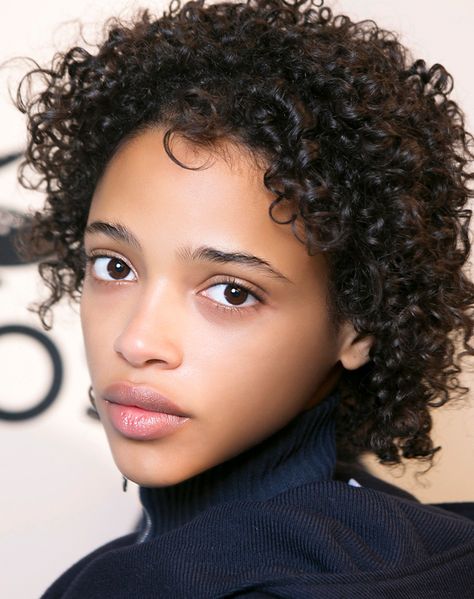 StyleCaster: no makeup makeup tips Practice Makeup, Gorgeous Bridal Makeup, Perfect Winged Eyeliner, Eye Tricks, Winged Eyeliner Tutorial, Nyfw Runway, Makeup Tumblr, No Makeup Makeup, Simple Eyeliner