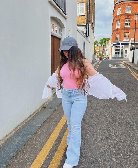 girl wearing a pink top, blue jeans and a white shirt and a nike hat. Pink Shirt And White Jeans Outfit, Summer Vibes Pink, Pink Summer Outfits, Superdry Jeans, White Jeans Outfit, Nike Hat, Pink Summer, Pink Top, Pink Outfit