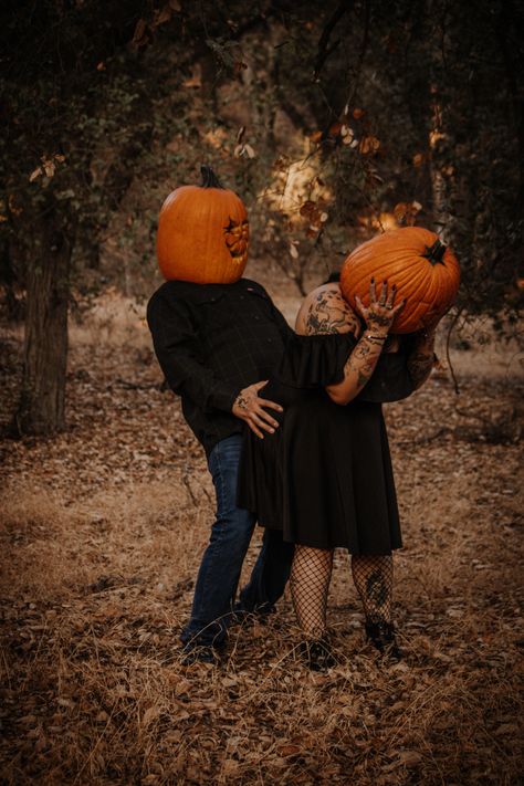 Pumpkin Head Couple Pictures, Scream Couple, Pumpkin Shoot, Pumpkin Photoshoot, Diy Pumpkin Carving, Pumpkin Head Photoshoot, Fall Playlist, Pumpkin Heads, Halloween Gender Reveal