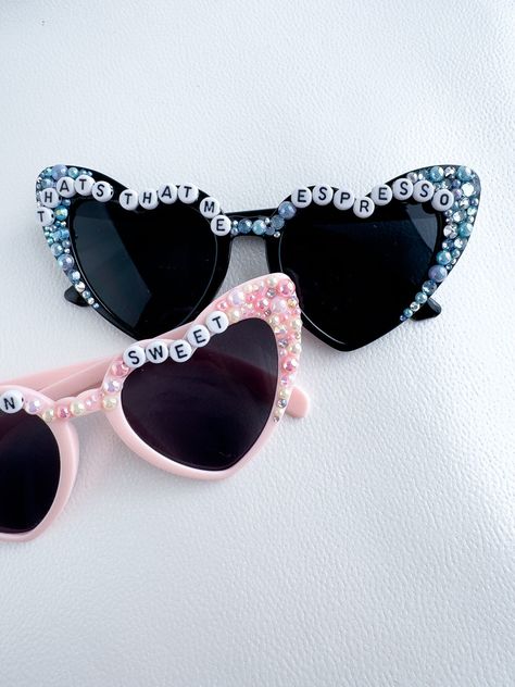 Bead Heart Glasses, Sabrina Carpenter Sunglasses, Heart Sunglasses With Beads, Heart Glasses With Beads, Decorate Sunglasses, Sabrina Outfits, Decorated Sunglasses, Sabrina Concert, 21th Birthday