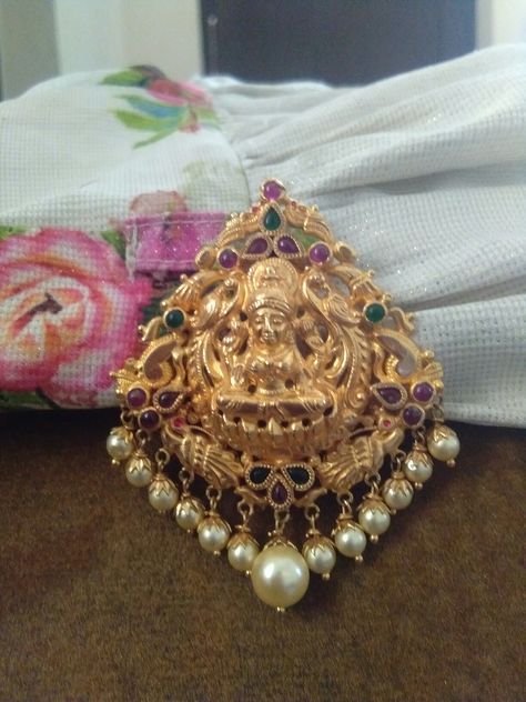 Lakshmi Devi Dollar Gold, Laxmi Devi Lockets Gold, Lakshmi Devi Pendants Gold, Big Earrings Gold, Gold Earrings For Kids, Temple Jewellery Earrings, Lakshmi Devi, Delicate Gold Jewelry, Diamond Pendants Designs