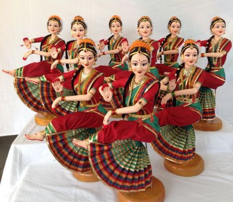 Kondapalli Bommalu, Navaratri Golu, Bommala Koluvu, Navratri Puja, Golu Dolls, Papier Mache Doll, Indian Culture And Tradition, Home Flower Decor, Paper Mache Dolls