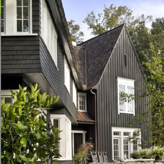 Black house; copper roof = LOVE! Green Siding, Black Houses, Vertical Siding, Grey Exterior, Grey Houses, Casa Exterior, White Windows, Modern Farmhouse Exterior, Traditional Exterior