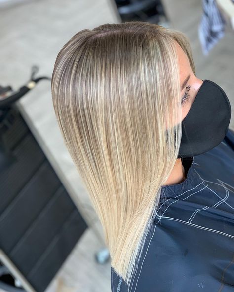 Root Smudge Light Brown, Blonde With Brown Root Smudge, Seamless Blonde Balayage, Brown Root Blonde Hair, Balayage With Brown Roots, Sombre Blonde Balayage, Blonde Balayage With Brown, Blonde Highlights Dark Roots, Blonde Highlights With Root Smudge