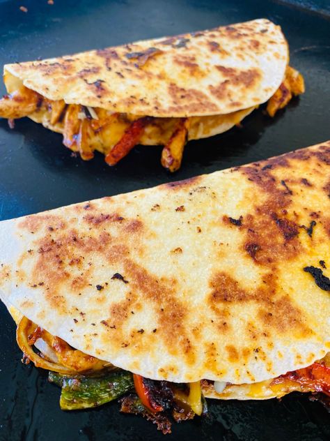 Chicken Fajita Quesadillas, Blackstone Chicken, Griddle Cooking Recipes, Outdoor Cooking Recipes, Blackstone Grill, Cooking Stone, Flat Top Griddle, Flat Top Grill, Griddle Recipes