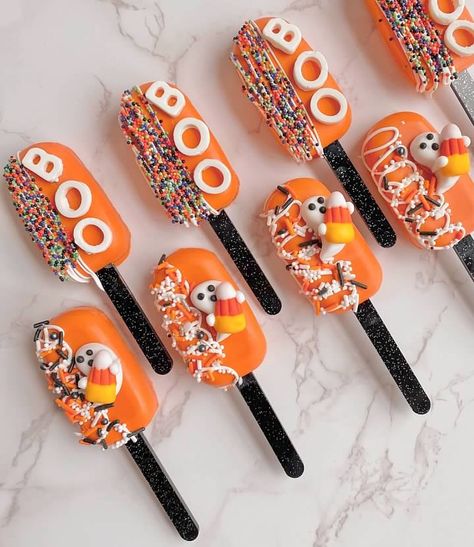 Halloween Cake Popsicles Ideas, Halloween Cake Sicles, Dipped Desserts Ideas, Halloween Individual Desserts, Halloween Treat Boxes Ideas Sweets, Halloween Cake Popsicles, Halloween Dessert Boxes, Halloween Dipped Treats, Halloween Treat Boxes Ideas