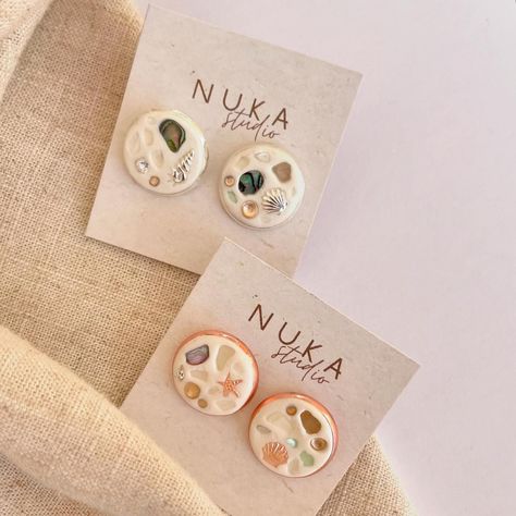 Each pair of these coastal-inspired earrings is carefully handmade, so no two are exactly alike. Featuring polymer clay, real shells, and gemstones, they’re a one-of-a-kind addition to your jewelry collection. Lightweight and easy to wear, they bring a touch of the beach to any outfit. Head to the link in bio to check them out now! 🐚 Jewellery Board, Clay Jewellery, Jewelry Boards, Art Clay, Re A, Clay Jewelry, Link In Bio, Polymer Clay, Jewelry Collection