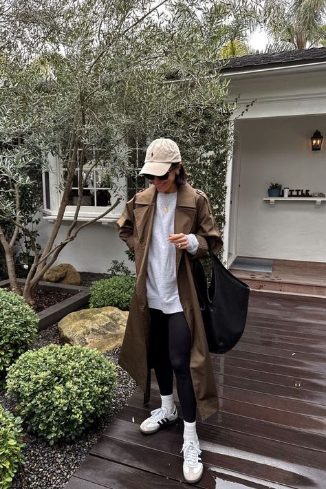 Trench And Sneakers Outfit, Trench Coat Athletic Outfit, Leggings And Trench Coat Outfit, Casual Day Outfits Spring, Rainy Day City Outfit, In Between Weather Outfits, Rainy Weather Outfits Spring, Zoo Outfit Spring Mom, Cute Legging Outfits Spring