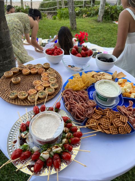 Abba Themed Party Food, Mama Mia Charcuterie Board, Mamma Mia Dinner Table, 17th Birthday Food Ideas, Mama Mia Appetizers, Mamma Mia Themed Snacks, Mamma Mia Charcuterie Board, Mamma Mia Picnic Party, Mamma Mia Themed Sweet 16